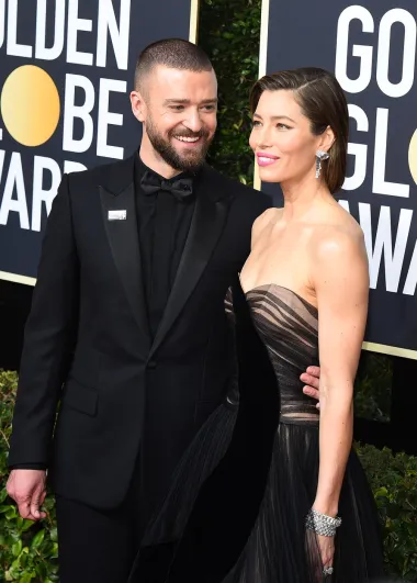 Justin Timberlake je glazbena zvijezda još od 1990-ih, a miljenik žena tako je već više od dva desetljeća. On je jedan od onih muškaraca koji izgledaju bolje kako stare. Nekadašnji član boy benda „N Sync“ ostario je poput dobrog vina. Ovaj slavni Vodenjak rođen je 31. siječnja 1981. godine tako da će ove godine proslaviti 42. rođendan. Osvajač je deset Grammy nagrada i čak četiri Emmyja, a osim što je znan po odličnim glazbenim hitovima, dokazao se i kao glumac u holivudskim filmovima i TV serijama. Javnost su uvijek zanimale i njegove ljubavne veze. Znamo da je ljubio Britney Spears, kao i Cameron Diaz, no u konačnici je sreću pronašao u naručju svoje supruge, glumice Jessice Biel. Par se vjenčao 2012., a danas su ponosni roditelji dvoje djece. 