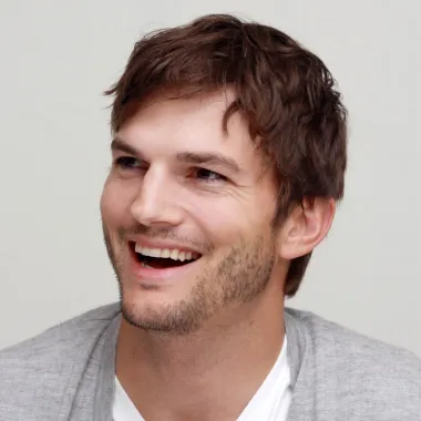 Ashton Kutcher, uskoro 45 - godišnji glumac i producent, proslavio se kao simpatični Kelso u humorističnoj seriji &quot;Lude 70-e&quot;.  Rođen 7. veljače 1978. godine,  glumac je sretno oženjen za svoju kolegicu Milu Kunis s kojom ima dvoje djece. Zanimljivo je da je Milu upoznao upravo tijekom snimanja &quot;Ludih 70-ih&quot;, gdje su njih dvoje glumili ljubavni par. Iako su godinama bili samo prijatelji, na kraju su se zaljubili i danas čine sretnu obitelj. Prije Mile, Ashton je bio u braku s Demi Moore koja ga je nakon razvoda optužila za emocionalno zlostavljanje. Rekla je da ju je prisiljavao na seks u troje, no takve izjave nikada nisu dokazane, a mi usprkos Deminim optužbama i dalje obožavamo šarmantnog Ashtona. 