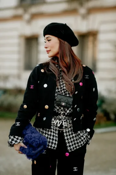 Ako se nađeš na pariškom Tjednu mode uvijek je dobra opcija obući se od glave do pete u Chanel. Ova je trendseterica tako isfurala kompletan Chanel look -obukla je odijelo s logom brenda, kao i mikro Chanel torbicu te sve uparila sa šarmantnom beretkom i zanimljivom torbicom. Ovo je look koji nam se jako sviđa. 