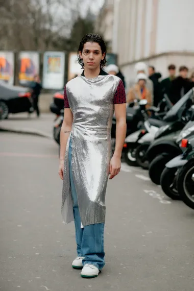 Ovaj je mladi muškarac na Tjedan mode došao u doista neobičnom izdanju, pa nas ne čudi što je završio na listama najneobičnijih street style outfita iz Pariza ovog tjedna. Traperice, kratka majica i svečana, metalik srebrna haljina navučena preko svega toga djelovala je nezgrapno i definitivno vrlo neobično. Što ti misliš, je li ovo modni top ili flop?
