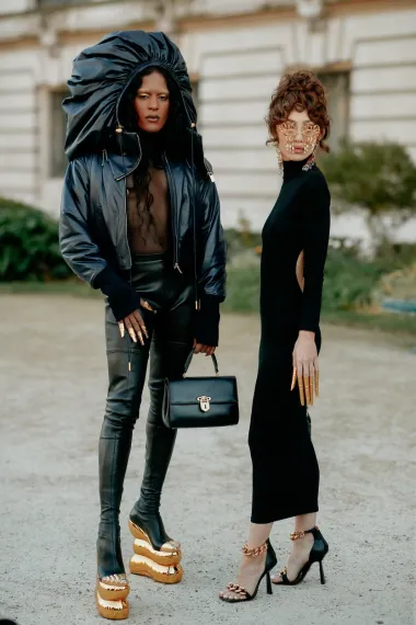 Ono što neosporno možemo zaključiti nakon viđenih fotki street stylea s Tjedna mode u Parizu je to da su trenutno jako popularni modni dodaci žarkog zlatnog sjaja. Od iznimno dugačkih umjetnih noktiju, pa sve do torbica i naočala sa zlatnim detaljima, ali i platforma čizmama sa zlatnim debelim petama - sve što je obojeno u boju luksuza prolazi. 