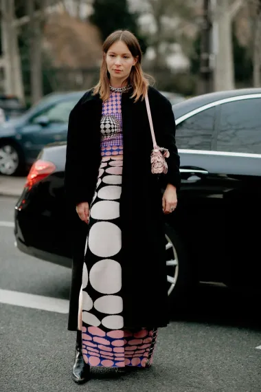 Osim zlatnih detalja i metalik suknji, street styleom Pariza ove godine dominira i zanimljivo pletivo. Recimo, ovaj outfit čine čak dva komada pletiva vrlo hrabrog grafičkog uzorka u pastelnim nijansama, a cijela kombinacija poprilično nam se sviđa. U svakom je slučaju primjerena niskim temperaturama, a ne kompromitira dobar stil. 