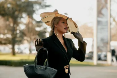 Ovaj outfit sam za sebe nije ništa posebno, radi se o jednostavnom elegantnom crnom odijelu, ali smo ga zbog ovog vrlo ekstravagantnog metalnog šepira od zlata morali uključiti na ovu našu listu. 