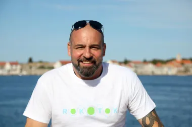 I neke naše zvijezde članovi su Mense, a među njima je i profesor geografije, bloger, kolumnist i novinar Domagoj Jakopović Ribafish. U intervjuu 2013. otkrio je da je glasnovogornik Hrvatske Mense, ali i koliki IQ moraš imati da dođeš do te pozicije. &quot;Kad sam ja upao, bilo je dovoljno 148, ali danas se računa po novom sistemu, pa treba 136. Uglavnom, skroz je fora otići si provjeriti moždane vijuge&quot;, rekao je Ribafish.