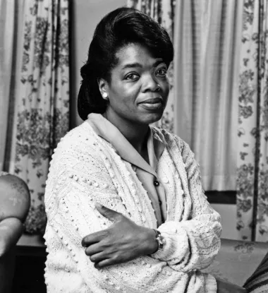 
Kao što već mnogi i znaju, Oprah Gail Winfrey rođena je 29. siječnja 1954. godine u Kosciusku u američkoj saveznoj državi Mississippi, a početak života bio joj je sve samo ne lagan. Rođena je u toliko siromašnoj obitelji da je jednom prilikom izjavila kako su joj jedine igračke bile kukci. Odgajala ju je samohrana majka, odijevajući je zbog neimaštine u vreće od krumpira, što je izazivalo podsmijeh među njezinim vršnjacima. Osim krajnjeg siromaštva, buduća najbogatija Afroamerikanka imala je traumatično djetinjstvo zbog toga što ju je ujak silovao u dobi od devet godina, a ostala je trudna s 14 godina i izgubila tek rođenog sina koji je preminuo zbog preuranjenog poroda. Kao da to nije dovoljno, nakon poroda se s majkom odselila u vrlo lošu čevrt Chicaga gdje je odrastala na ulicama. Vrlo brzo je usvojila pravila ponašanja u crnačkom getu te se i sama okušala kao sitna kradljivica. Dva puta je završila privedena u policiji, a priznala je kako je u tom periodu života pomišljala i na prostituciju kao najjednostavniji način zarađivanja. Srećom, sve se za Oprah promijenilo kada se u njezin život vratio njezin dugo odsutan otac Vernon. Taj bivši vojnik uveo je u njezin život disciplinu i zaštitio ju je od lošeg društva, na čemu mu je kasnije beskrajno puta zahvaljivala.
