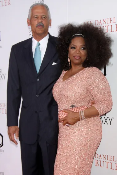 Baš zbog toga što se nikada nije udala i nikada nije imala djece, Oprah se u tabloidima znalno zlobno optuživati da je lezbijka. Takve tračeve potakao je voditeljičin iznimno blizak odnos s prijateljicom Gayle King, no slavna voditeljica tu je tezu uvijek kategorički odbijala. Oprah je tako javno priznala kako razumije zašto je njezin odnos s Gayle ljudima čudan - društvo ima potrebu sve kategorizirati, a njihov odnos prelazi normalne norme romanitično-prijateljskih odnosa. No, čak iako ima jako bliske ljude u svom životu, nagađa se da će svo svoje bogatstvo ostaviti svojim ljubimcima i azilima za životinje. Iako nitko osim njezinih odvjetnika ne zna što točno skriva njezina oporuka, ova pomisao svakako intrigira mnoge. Kako god bilo, Oprah i dalje sretno živi u golemoj vili u Los Angelesu zajedno sa svojim životnim partnerom i čini se kako ju uopće nije briga za govorkanja javnosti. 