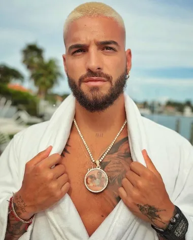Osim što je znan kao pjevač anđeoskog glasa, Maluma je i miljenik žena diljem svijeta. Iako je poznat po tome što je dosta nizak, ovaj je latino zavodnik divno isklesanim tijelom i zavodljivim pogledom uspio osvojiti srca obožavateljica. Danas ga se smatra jednim od najzgodnijih latino frajera, a uz to ga mnogi smatraju i ikonom stila. Naime, Maluma se obožava poigravati s modom te se ne libi nositi neobična, vrlo upečatljiva odijela, modne dodatke s šljokicama i kristalima te mijenjati boje kose. Sve u svemu, radi se o seks-simbolu nove generacije za kojim uzdišu i žene i muškarci. 