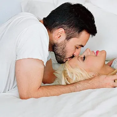 Često se govori kako prava i dugotrajna ljubav ne postoji u svijetu holivudskog glamura, no parovi kao što su Shakira i Pique definitivno opovrgavaju tu tezu. Sretni su već više od desetljeća, a iako se govorkalo o krizama u njihovoj vezi, niti jedna nije bila službeno potvrđena. Uspješni, zaljubljeni i predani svom odnosu, prava su inspiracija. 