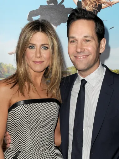 O ljubavnim vezama i brakovima Jennifer Aniston znamo puno toga. Od njezina propalog braka s Brad Pittom pa sve do odluke da nikada ne postane majka, Jennifer je oduvijek privlačila pažnju javnosti svojim ljubavnim životom. Tako znamo i da je za vrijeme snimanja filma „The Object of My Affection“ 1998. pala u naručje Paulu Ruddu, tada malo poznatom glumcu, a danas jednom od najpoželjnijih frajera svijeta. Par je bio zajedno par mjeseci, a odlični prijatelji ostali su sve do danas. 