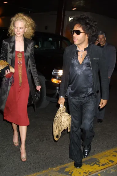 Slavna oskarovka i slavni rocker - možeš li uopće vjerovati da su bili zajedno? Nicole Kidman i Lenny Kravitz doista su bili u vezi i to od 2003. do 2005. godine, a potajno su se i zaručili. Glumica je upoznala glazbenikovu kćer Zoe, a on je Nicole pomogao da zaliječi slomljeno srce nakon prekida s Tomom Cruiseom, odnosno nakon razvoda od njega. Nicole je kasnije rekla kako joj je Lenny jedan od najboljih životnih prijatelja te da mu nikada neće prestati biti zahvalna za to što ju je emocionalno izliječio. Iako su prekinuli nakon dvije i pol godine veze, navodno su se sporazumno razišli u dobrim odnosima. 