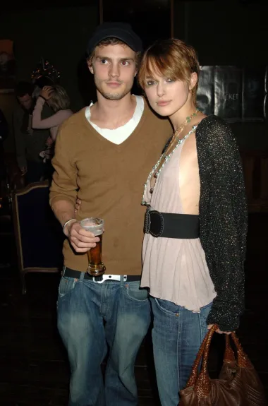 Davno prije no što se proslavio u svojoj ulozi u „50 nijansi sive“, Jamie Dornan bio je uspješan model, a hodao je i s megauspješnom holivudskom glumicom Keirom Knightley. Upoznali su se u ljeto 2003. na snimanju jedne modne kampanje, a zajedno su bili sve do kraja 2005. Navodno im se veza raspala zbog prekrcanih rasporeda koji im nisu dopuštali da previše vremena provode zajedno. Kako god bilo, jedno vrijeme bili su znani kao &apos;IT&apos; par britanske društvene elite. 