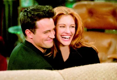 Julia Roberts i Matthew Perry bili su u vezi, a rijetko tko da to uopće i zna! No da, istina je, par se upoznao na setu „Prijatelja“ gdje je Julia imala epizodnu, gostujuću ulogu, a poletjele su iskrice pa su neko vrijeme održavali romansu. Iako je cijela njihova veza bila poprilično casual i ležerna, ipak je svijet za nju saznao, a oni su priznali da su se zaljubili. Ipak, 1996. svemu je došao kraj nakon par mjeseci jer su ipak uvidjeli da nisu karakterno kompatibilni. 