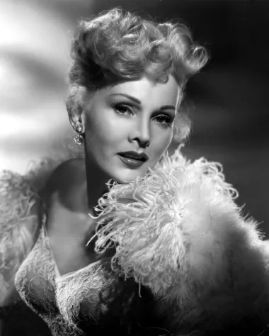 Zsa Zsa Gabor bila je velika holivudska zvijezda, zavodnica i ljubavnica navodno stotinama muškaraca. Rodila se u Mađarskoj, a osim što ju je krasio veliki talent za glumu i zavođenje, navodno je od svoje majke naslijedila i talent za laganje. Zbog toga mnogi povjesničari nisu sto posto sigurni da je Za Zsa rođena 6. veljače 1917. godine u Budimpešti, no ono što je sigurno jest  to da je umrla 18. prosinca 2016. godine, u stotoj godini života. Ova prekrasna plavuša, pravim imenom Sára Gábor, 1936. godine proglašena je za Miss Mađarske, no diskvalificirana je jer je bila maloljetna. Pet godina kasnije emigrirala je u Ameriku. Filmski je bila aktivna u razdoblju od 1934. do 1998. godine, no njezina filmska ostvarenja u sjenu je bacio ekstravagantni način života koji je vodila.