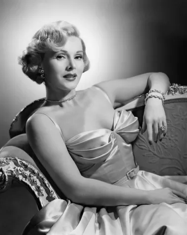 Zsa Zsa je imala i dvije sestre, Magdu i Evu. Sve tri sestre bile su platinaste ljepotice bujnih oblina pa su nakon preseljenja u Ameriku postale znane kao pin-up djevojke. Od samog djetinjstva ove su tri dame bile posebne, što zbog svoje ljepote koja je bila prisutna od malih nogu, a što zbog odgoja njihove majke, osebujne žene – koja je zaslužna za to što su sve tri njezine kćeri u životu bile opsjednute bogatim muževima. Naime, Jolie Gabor, poznatija kao &quot;Mamuška&quot;, odgajala je svoje tri ljepotice pod spartanskom stegom uskraćujući im i najmanji znak pažnje. Ako su djevojčice poželjele zagrljaj ili toplu riječ, majci su trebale platiti dva centa. Prema Mamuškinoj filozofiji, tako su trebale najbolje naučiti da se sve plaća i ništa u životu nije besplatno, pa čak ni ljubav. S obzirom na bogatstvo i glamur koji su sestre kasnije stekle moglo bi se reći da su tu lekciju jako dobro usvojile. Osim pouke o novcu, Mamuška je poticala svoje kćeri da budu iznimno kompetitivne. Uz takav odgoj stvorene su tri male dive. Opsjednute novcem, deprivirane ljubavlju te beskrajno samouvjerene i predane postizanju velikih stvari. Iako su tako sve tri Gabor sestre uspjele postati nešto slično Kardashiankama svog doba, najviše pažnje oduvijek je privlačila zanosna Zsa Zsa. 