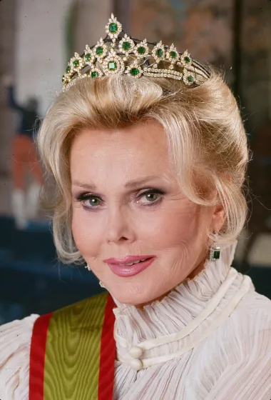 Posljednji suprug lijepe Zsa Zse bio je Frédéric Prinz von Anhalt za kojeg se udala 1986. godine te je s njim bila do smrti. Taj navodni njemački princ bio je poznat i kao princ Bel Aira, a nikad nije otkriveno odakle mu silno bogatstvo koje je zajedno sa svojom suprugom tako spremno trošio. I iako bi se načelno moglo činiti kako je Zsa Zsa postigla sve ono čemu je težila udajom za princa – stvarnost je bila daleko od idilične. Naime, posljednji Zsa Zsin suprug držao ju je pod ključem. Zaključao bi ju na njihovo imanje i zabranjivao joj kontakt s kćeri Francesom. Unatoč zatvoru u kojem je živjela, Zsa Zsa je uspijevala biti ljubavnica mnogim muškarcima koji su paru dolazili u goste. Ostala je iznimno seksualno aktivna sve do duboke starosti.