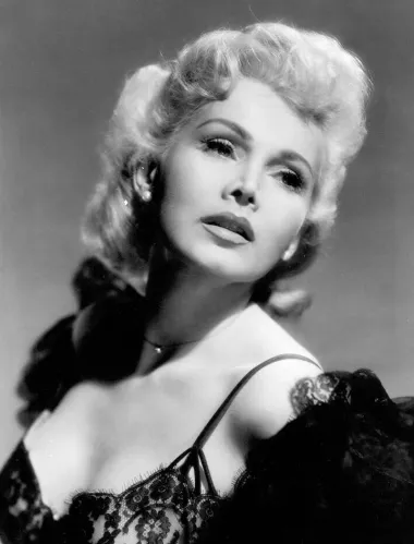
Kada je Zsa Zsa, ikona stila i simbol raskalašenog Hollywooda, umrla, nitko nije ostao iza nje kako bi naslijedio njezino naslijedstvo. Toliko muževa, brakova i ljubavnih afera, a nakon svega njezin je život završio vrlo samotno. Njezina je jedina kći Francesca preminula u dobi od 65 godina predoziravši se pilulama za dijetu kako ne bi &quot;završila u ludnici&quot;, a Zsa Zsine sestre su preminule mnogo prije nje. Tako je ikona stila, glamura i bogatstva ostala sama, a svoje veliko bogatstvo – nije imala kome ostaviti. 