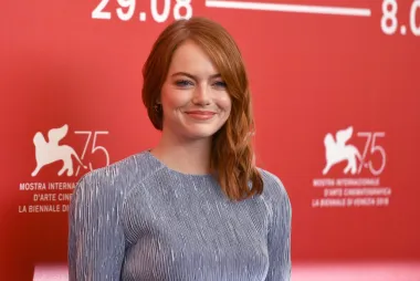 Glumica je pri rođenju dobila ime Emily Jean Stone. Kad se registrirala u društvo filmskih glumaca, otkrila je da je već registrirana još jedna Emily Stone. Glumica se umjesto toga odlučila za ime Riley Stone. No nakon što je odradila nekoliko gostujućih uloga u serijama &quot;Medij&quot; i &quot;Malcolm u sredini&quot;, osjećala se kao da joj ime ne odgovara i umjesto toga je odabrala ime Emma.