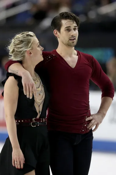 Zachary Donohue je višestruki osvajač olimpijskih medalja i svjetskih naslova te slovi za jednog od najboljih klizača današnjice, no osim njegovih vještina na ledu mnoge zanima i njegov ljubavni život - jer je Zachary jako zgodan! Ovaj markantni crnokosi 31-godišnjak znan je kao veliki zavodnik u sportskim krugovima, pa se još nije skrasio i pronašao onu pravu. Ipak, zna se da je bio u vezi s čak tri klizačice koje su također olimpijke. S obzirom da je trenutno singl, možda se opet zaljubi baš na ovim zimskim igrama. 