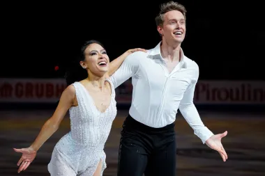 Madison Chock i Evan Bates su mega zvijezde u svijetu umjetničkog klizanja. Oboje lijepi, fit i vanserijski talentirani za akrobacije na ledu, zajedno kližu od 2011., a u vezi su od 2017. godine. Već su se natjecali na Olimpijskim igrama 2014. i 2018. godine, a trostruki su prvaci SAD-a u umjetničkom klizanju u parovima. Mnogi smatraju kako se njihova kemija van leda prenijela i na led pa su zato tako uspješni u svojim romantičnim klizačkim nastupima. 