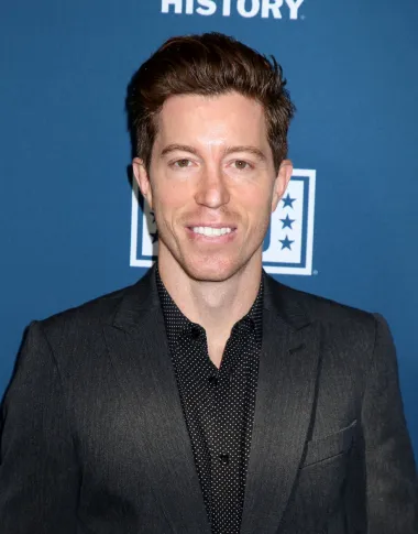 Shaun White najstariji je sportaš na našoj listi pa tako već ima 35 godina. Ovaj snowboarder višestruki je svjetski prvak i osvajač olimpijskih medalja, a ove igre će mu ujedno biti i posljednje na kojima će se natjecati. Osim po brojnim uspjesima, Shaun je znan i kao dečko glumice Nine Dobrev s kojom je u vezi već dvije godine, a na društvenim se mrežama redovito hvale svojom ljubavlju. 