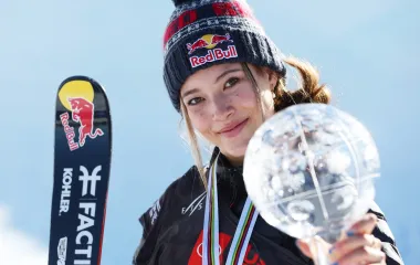 Eileen Gu rođena je u SAD-u, no ove godine će na Olimpijskim igrama predstavljati Kinu, zemlju svojih predaka. Ova ljepotica bavi se slobodnim skijanjem, a prava je akrobatkinja u zraku. Ima tek 18 godina, a već je svjetska prvakinja, odlična studentica, a i model koji se često pojavljuje u reklamama za sportsku odjeću mnogih brendova. Unatoč svojoj sitnoj građi, uspjela se probiti na manekensku scenu gdje danas slovi za jednu od najpopularnijih manekenki svijeta activeweara. 
