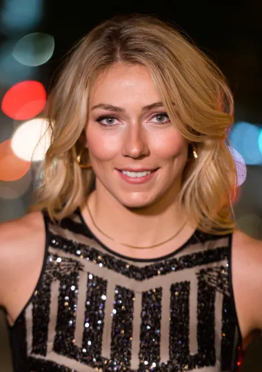 Mikaela Shiffrin jedna je od najuspješnijih skijašica svih vremena, a posljednjih godina osvaja postolje za postoljem. Ova 26-godišnja alpska skijašica golema je sportska zvijezda, a osim brojnih uspjeha na skijaškim padinama, krasi ju i lijepo lice te prekrasno oblikovano tijelo. Tri puta za redom Mikaela je osvojila naslov svjetske prvakinje u alpskom skijanju, a osvajačica je i Velikog kristalnog globusa. Ove godine vraća se na velika vrata nakon pauze od skoro godine i pol koju je uzela zbog teške ozljede leđa. 