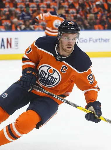 Kanađanin Connor McDavid jedan je od najuspješnijih hokejaša svih vremena, a osim toga slovi i za pravog slatkiša s leda. Ovaj 24-godišnjak iza sebe već ima skoro deset godina dugu karijeru, a ušao je u povijest i kao najmlađi kapetan kanadske hokejaške reprezentacije u povijesti. Očekuje se i da će na Olimpijskim igrama ostvariti veliki uspjeh sa svojim timom. 