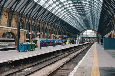 Hogwarts Express polazi s perona 9 ¾ željezničke stanice King&apos;s Cross, koja je zapravo zid između perona 4 i 5. A ako kreneš prema ulazu na peron 9, 10 i 11 na zapadnoj strani stanice, pronaći ćeš kolica koja nestaju u magičnom carstvu kroz zid, iznad kojih piše &quot;Peron 9 ¾&quot;. Kako bi što lakše ušla u lik, ovdje postoji trgovina koja prodaje zabavne dodatke, od okruglih naočala kakve je nosio Harry Potter do Hufflepuff gumica za kosu, a vani ćeš vidjeti neogotičku fasadu St Pancrasa, gdje Weasleyjev čarobni Ford Anglia polijeće u &quot;Harryju Potteru i Odaji tajni&quot;.