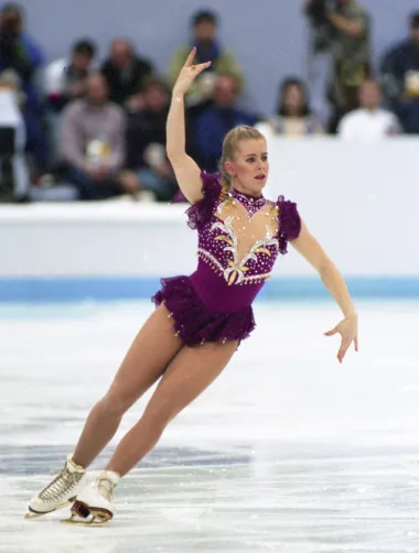 Tonya Harding je megazvijezda klizačkog svijeta, ali osim što ju se pamti po nevjerojatnim klizačkim vještinama na ledu, ona je publici dobro znana i po svojim brojnim skandalima. Između ostalog, prije no što je diskreditirana u svijetu sporta zbog navodnog fizičkog napada na konkurenticu, Tonya je snimila kućni seks video sa svojim tadašnjim suprugom Jeffom Gilloolyjem. Iako je prvo snimka došla do javnosti slučajno, kasnije su je Jeff i Tonyja odlučili prodavati - jer su zaključili kako će na taj način dodatno postati zanimljivi javnosti, a uz to će i zaraditi. 