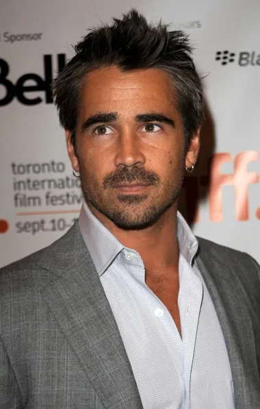 Po mnogima najzgodniji irski glumac, Colin Farrell, u siječnju 2006. doživio je veliku neugodnost. Njegova 13-minutna snimka seksa s Playboy zečicom Nicole Narain objavljena je te je postala vijest dana, a glumac je bio bijesan na tabloid koji je njegov video bez dopuštenja objavio. Snimka je snimljena 2003., kada je Colin bio na vrhuncu svojih zavodničkih dana te je slovio za velikog ljubitelja ljepotica, a za objavljivanje snimke je optužio samu Nicole. Na kraju su se međusobno tužili na sudu za klevetu, a stvar je riješena nagodbom. 