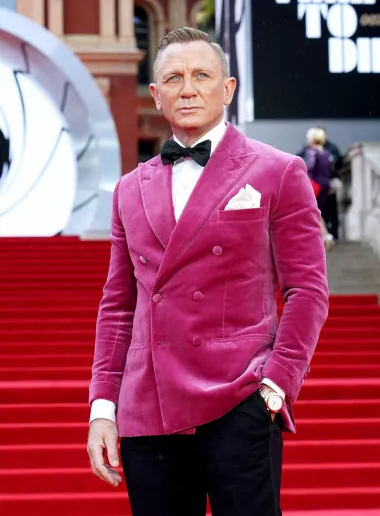 Glumac koji je poznat po ulozi agenta 007 je bogata osoba, a prema nekim procjenama vrijedi gotovo 160 milijuna dolara, od čega je većinu dobio glumeći Jamesa Bonda. Međutim, njegove dvije kćeri vjerojatno neće dobiti ništa od ovog iznosa. Budući da je iz siromašne obitelji - Craigov otac je bio pomorac, a majka učiteljica likovne kulture - smatra da čovjek treba sam zarađivati za život. Glumac sam koncept &quot;nasljedstva&quot; naziva prilično neukusnim. Prema njegovoj filozofiji, čovjek bi trebao potrošiti sav svoj novac tijekom života.