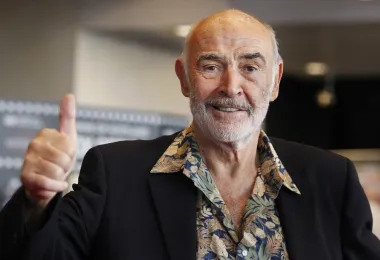 Od 2020. godine, kada je Sean Connery preminuo, svijet čeka da se objavi glumčeva oporuka da sazna je li njegov sin nešto naslijedio. Još za života Connery je u više navrata izjavljivao da će svom sinu oduzeti nasljedstvo kako bi ga naučio lekciju: &quot;On ne zna kako je to kad ti je teško, ali nije kasno da nauči kakav je život&quot;. Glumac je 2007. godine javno obznanio da želi da njegov 45-godišnji sin zarađuje za život sam, a ne da živi od očeva nasljedstva.