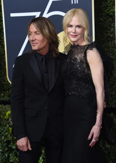 S obzirom da su u braku već 16 godina i da zajedno imaju dvoje djece, svakako možemo zaključiti kako je brak country pjevača Keitha Urbana i glumice Nicole Kidman više nego uspješan. Keith se u Nicole zaljubio prilikom prvog njihova susreta, a u jednom je intervjuu rekao i kako smatra da upoznavanje s Nicole nije promijenilo njegov život – već ga je započelo. Naime, upoznali su se 2005., a vjenčali 2006. no na početku im je veza imala ozbiljnih problema. Keith je bio ovisnik o alkoholu i drogama, a na početku je Nicole i varao. Ipak, zahvaljujući svojoj zaljubljenosti u glumicu zaključio je da takav način života mora ostaviti iza sebe te izgraditi novu verziju sebe, koja će biti savršena prema Nicole. Pokazalo se da je to i uspio učiniti, a glumica je sama priznala kako bi za Keitha sve učinila jer joj je on najveći oslonac u životu. Danas žive sretniji no ikad i odgajaju svoje kćeri. 
