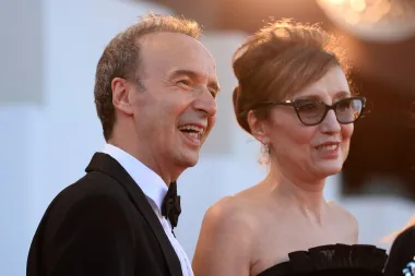 Roberto Benigni je slavni talijanski glumac i redatelj kojeg svi pamtimo po legendarnoj ulozi u filmu „Život je lijep“. No, mnogi ne znaju da je on godinama vjenčan s glumicom Nicolettom Braschi. Točnije, u braku su već više od 40 godina, a zajedno su prošli mnoge osobne i poslovne turbulencije. Kako bi se reklo, zajedno su prošli kroz sito i rešeto, a on je ostao uz nju i nakon što je doživjela veliku automobilsku nesreću 2012. koja joj je zauvijek promijenila izgled. Benigni je nedavno, na dodjeli 78. Zlatnog venecijanskog lava održao emotivan govor u kojem je rekao kako sva svoja filmska postignuća uvijek posvećuje svojoj supruzi, koja je jedina zaslužna za svaki njegov uspjeh i novi projekt. „Ti si izvor sve moje snage, oduvijek moja jedina ljubav, uvijek jednako prekrasna i snažna“, rekao je tada Benigni. Inače, par ima i troje djece zajedno. 