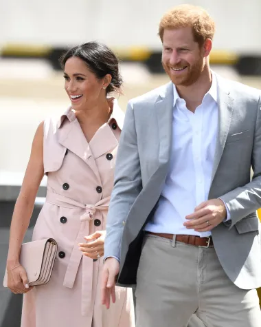 Iako zajedno nisu desetljećima, princ Harry i njegova supruga Meghan Markle definitivno su par koji kao da je izašao iz bajke. Američka glumica i britanski princ upoznali su se 2016. na blind dateu na nagovor prijatelja, a njihova je romansa postala iznimno zanimljiva javnosti. Uskoro su najavili zaruke, a potom su se i vjenčali 2018. Danas zajedno imaju dvoje djece, sina i kćer, a princ je zbog svoje Meghan napustio sve što je dobro poznavao - preselio se iz Velike Britanije u Kaliforniju, raskrstio sa svojom obitelji s kojom se oko mnogo toga nije slagao, započeo nov život i u konačnici se odrekao svih svojih prinčevskih povlastica i dužnosti koje je obavljao za monarhiju. Tako mu je oduzeta titula vojvode od Sussexa, a on je pred cijelim svijetom dokazao kako je na kocku bio spreman staviti apsolutno sve ne bi li zadržao ženu koju voli uz sebe. 