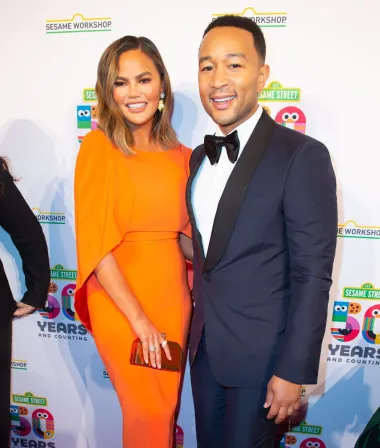 John Legend je svoju suprugu, bivšu manekenku Chrissy Teigen upoznao 2007., no vjenčali su se tek 2013. godine. Danas imaju dvoje zajedničke djece te se čini kako žive obiteljski, idilični san, a poznati su i kao jedan od najsimpatičnijih parova Hollywooda. Podsjetimo se, upoznali su se na snimanju njegova glazbenog spota, a istu večer završili su zajedno u krevetu. Od tada do danas su nerazdvojni, a u svom su braku proživjeli i neke teške trenutke kao što je bilo prerano rođenje i smrt njihova sina. John je nebrojeno puta u intervjuima rekao kako je njegov recept za uspješan brak mnogo međusobnog poštovanja i podrške. 