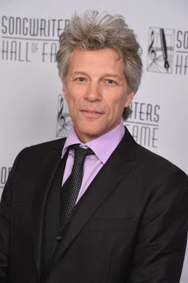Iako je ova rock zvijezda na vrhuncu slave definitivno mogla imati sve žene svijeta, Jon Bon Jovi oženio je svoju srednjoškolsku ljubav i ženu koja je uvijek bila uz njega, Dorotheu Hurley. Iako su se poznavali i bili zajedno godinama, pred oltar su došli tek 1998., a u međuvremenu su zajednički podigli i obitelj. Zajedno imaju 4 djece, trojicu sinova i jednu kćer. Bon Jovi je jednom rekao kako je neizmjerno zahvalan što mu je životna družica osoba koja ga je poznavala prije slave i glamura, kao i tijekom velikog uspjeha. Ona mu je pomogla da uvijek ostane stajati nogama čvrsto na zemlji i ne oda se porocima, a on joj zauzvrat nikada nije bio nevjeran. 