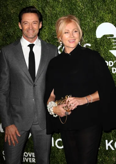 Još jedan holivudski frajer koji je u braku već 26 godina je i Hugh Jackman, poznati Australac koji mami uzdahe žena diljem svijeta. Naime, on je oženjen za Deborru-Lee Furness, također australsku glumicu koju je upoznao na samom početku svoje karijere. 13 godina starija Deborra-Lee glumila je u televizijskoj seriji „Correlli“, na čijem je setu upoznala i Hugha. Ljubav je odmah planula unatoč velikoj razlici u godinama, a par se vjenčao 1996. Od tada do danas uz njihov se odnos nije vezao niti jedan skandal ili holivudska afera, a zajednički imaju i dvoje djece, sina i kćer. Tijekom godina zvijezda „Wolverinea“ nikada nije krila koliko je zaljubljen u svoju suprugu, unatoč tome što su dušebrižnici često imali samo ružne riječi na račun Deborre-Lee Furness, smatrajući da ona nije dovoljno dobra da bude uz ovog holivudskog zavodnika.