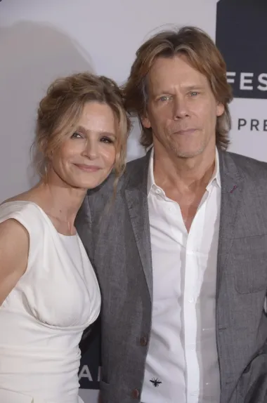 Kada su se holivudski glumac i glumica Kevin Bacon i Kyra Sedgwick upoznali sada već davne 1987., on je rekao kako je momentalno znao da se radi o ženi njegova života. I dok se on tako zaljubio na prvi pogled, ona je pak imala potpuno drugačiji dojam od Kevinu – nije joj se niti malo svidio. Ipak, nakon dugog udvaranja, vjenčali su se i početkom 1990-ih dobili svog prvog sina. Kasnije su dobili i kćer, a djeca im također kreću njihovim glumačkim stopama. Kevin i Kyra danas su sinonim za stabilan holivudski brak, a zanimljivo je i da je Kevin uvijek bio jako suportivan kada je riječ o Kyrinim poslovnim pothvatima – tako ju je ohrabrio da se upusti u svijet modelinga, ali i da se počne baviti filmskom produkcijom i režijom. Do danas izgledaju zaljubljeno kao i kada su se vjenčali. 