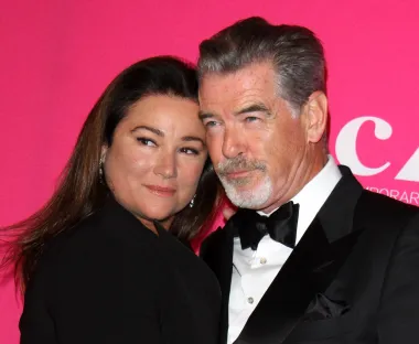 Miljenik žena, Pierce Brosnan, ima brak s 10 godina mlađom suprugom Keely Shaye Smith o kakvom mnogi sanjaju i rijetko koga njihova ljubavna priča neće raznježiti. Par je u braku od 2001., no upoznali su se već 1994. Pierce je svojedobno rekao da ga je upravo njegova sadašnja supruga spasila od depresije nakon tragične smrti njegove prve supruge. Irsko-američki glumac, naime iza sebe ima tragični gubitak prve supruge Cassandre Harris. Njome se oženio 1980., a preminula je 1991. od karcinoma. Koliko je Pierce volio Cassandru, govori i činjenica da je posvojio njezinog sina Christophera i kćer Charlotte, a zajedno su dobili i sina, glumca Seana. Od depresije nakon smrti supruge Brosnana je, kako je jednom sam rekao, spasila upravo Keely s kojom ima sinove Parisa i Dylana. Upoznao ju je u kafiću u Meksiku i zaljubio se, a često dok govori o njoj naziva ju &quot;svojom djevojkom&quot;. Kasnije mu je pomogla da prebrodi i kćerinu smrt te je njihova ljubav s godinama sve jača. Keely su mediji često napadali zbog njezine bujne figure, a takve zlobne komentare Brosnan je uvijek nazivao zločestim provokacijama. Snimao je s brojnim ljepoticama, ali nijedna ga nije zanimala osim njegove supruge.  &quot;Volim njezinu vitalnost, njezinu strast. Kada me Keely pogleda, uvijek me iznova obara s nogu i osjećam klecanje u koljenima&quot;, rekao je Brosnan koji svojim šarmom i ljubavlju prema supruzi osvaja simpatije javnosti godinama. 