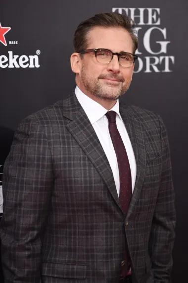 Steve Carell je poznati holivudski komičar, glumac i scenarist, a malo je poznato i da je privrženi suprug i otac dvoje djece. Naime, u braku je već više od 20 godina sa svojom suprugom Nancy, a s kojom je dobio i sina i kćer. „Nikada neću zaboraviti naš dan vjenčanja kada sam ju vidio kako mi prilazi pred oltar. Odmah me obuzeo osjećaj spokoja i posvemašnjeg mira, a tako je ostalo sve do danas. Ona me čini sretnim na toliko načina“, prisjetio se jednom prilikom megauspješni Steve. Uz to, iako sama Nancy nije javna ličnost, komičar je više puta rekao kako je za mnoge njegove slavne šale i scene iz serije „The Office“, koja ga je proslavila, zaslužna upravo Nancy koja ga često nasmijava i daje mu ideje koje on pretvori u televizijske i filmske uspješnice. 