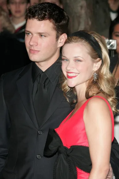 Reese je danas jedna od najuspješnijih žena Hollywooda uopće, a za Ryana praktički ne znamo ni gdje je. I to je bio i razlog propasti njihova braka. Naime, ovaj se par zaljubio i vjenčao kada su oboje bili na početku svojih karijera te su bili vrlo mladi. Reese je tako imala samo 23, a Ryan 25 godine. Postali su roditelji dvoje djece te zajednički, bok uz bok, gradili glumačke karijere, no Reese je to polazilo za rukom puno bolje no Ryjanu. Reese je tako postala „Plavuša s Harvarda“ i oskarovka za film „Hod po rubu“, a Ryan je vrhunac slave dosegnuo 1997. i od tada – ni makac. Iako oboje tvrde da su bili premladi za brak te da je to razlog njihovog razvoda, upućeni tvrde da se Ryan nije znao nositi s popularnošću svoje supruge te da je utjehu tražio u drugim ženama – što je u konačnici dovelo do njihova razvoda.