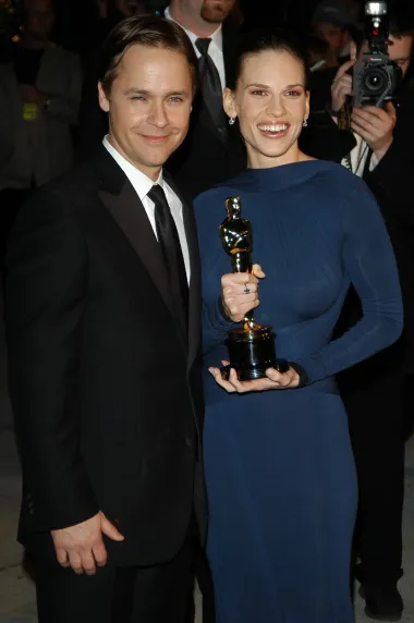 Chad Lowe i Hilary Swank još su jedan od bračnih parova s ove liste kojima je presudio njezin holivudski uspjeh. Naime, par se vjenčao u rujnu 1997., a neko vrijeme su krstareći po holivudskim crvenim tepisima djelovali apsolutno idilično, no problemi su nastali kada je ona preko noći postala holivudska A listerica. Osvojila je svog prvog Oscara za film „Dečki ne plaču“, a pet godina kasnije i za „Djevojku od milijun dolara“. Postala je jedna od najplaćenijih glumica tadšnjice, a njezinom se talentu nisu mogli nadiviti ni glumački agenti ni gledatelji diljem svijeta, što je dovelo do toga da se Chad počeo osjećati zapostavljeno i manje vrijedno. Rastali su se tako 2006., a iako su službeno kao motiv svog razvoda naveli nepomirljive razlike, upućeni tvrde da se brat glumca Roba Lowea nije mogao nositi s planetarnim uspjehom svoje drage.