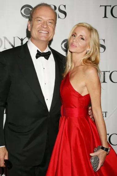 Camille Grammer je godinama bila znana isključivo kao supruga glumca Kelseyja Grammera te ga je vjerno pratila na sve dodjele nagrada. Kao što znamo, on je bio megauspješan zahvaljujući seriji „Frasier“ u kojoj je imao glavnu ulogu. Nakon što se serija prestala emitirati, Kelseyjeva slava je počela blijediti, a Camille je konačno dočekala da i nju obasjaju svjetla reflektora. Tako je postala jedna od najpopularnijih natjecateljica u reality showu &quot;Holivudske supruge&quot;, a čim je počela zarađivati i biti popularnija od supruga - Kelsey je zatražio razvod. Kasnije se saznalo da ju je varao s Kayte Walsh, s kojim je neposredno nakon toga zaplovio u novu bračnu luku.