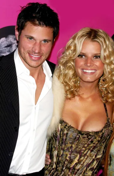 Nick Lachey i Jessica Simpson bili su &apos;it&apos; par ranih 2000-ih, no sve se neslavno završilo. Nick Lachey postao je popularan u drugoj polovici devedesetih kao pjevač glazbene skupine &quot;98 Degrees“, no iako se isprva činilo kako će se sam prometnuti u veliku zvijezdu, na kraju je u povijesti show businessa ostao upamćen po svom braku sa znatno uspješnijom pjevačicom Jessicom Simpson. Naime, par se vjenčao 2002., a uskoro su dobili i svoj reality show „Newlyweds“, Taj je reality show dodatno pospješio Jessicinu karijeru te ju prometnuo u veliku zvijezdu i glazbene scene i Hollywooda, dok je Nick ostao pomalo zaboravljen. Nije mogao izdržati pritisak njezine karijere te činjenicu da je mnogo uspješnija i bogatija, pa se odlučio razvesti 2006. 