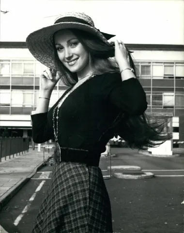 Nevjerojatno talentirana i lijepa glumica, autorica dječjih knjiga i poduzetnica Jane Seymour rođena je na današnji dan 1951., a danas tako slavi svoj 71. rođendan! Iako je zakoračila u osmo desetljeće života, izgleda apsolutno nevjerojatno, a zrači i krativnom i stvaralačkom energijom. No, iako je danas slavna diljem svijeta – nije uvijek bilo tako. Naime, rođena je u Engleskoj u malom mjestašcu na zapadu zemlje, a iako je od malena pokazivala glumački talent i želju za nastupanjem, tek se s 18 godina počela aktivno baviti onime što će joj postati profesija. Nikada nije formalno završila niti jednu glumačku akademiju, no čini se da joj to nije bilo ni potrebno – uspjela je i bez formalnog obrazovanja. Naime, svoj je glumački debi imala u mjuziklu „Oh! What a Lovely War!“ 1969., a ubrzo se proslavila u Velikoj Britaniji zahvaljujući svojem stasu i lijepom licu. Posebnost ljepote Jane Seymour je i to što ima jedno zeleno, a jedno smeđe oko, zbog čega je u početku karijere često radila i kao model za kozmetičke brendove i snimala reklame u kojima je fokus bio na njezinom licu. 
