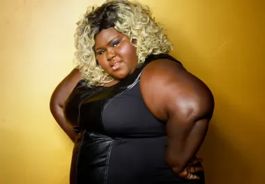 Gabourey Sidibe pamtimo po oskarovskom filmu „Preciosu“ za koji je dobila nominaciju za Zlatni globus i Oscara u kategoriji najbolje glavne glumice 2009. godine. Ova megatalentirana 38-godišnjakinja oduvijek je privlačila pažnju javnosti svojim glumačkim talentom, koji je više puta dokazala, ali i izgledom. Mnogi su je optuživali za promoviranje pretilosti, no ona se nikada nije dala isprovocirati. Za razliku od nekih drugih dama s ove naše liste, više puta je rekla kako ju ne uzrujava to što dizajneri nisu voljni za nju krojiti haljine po mjeri – ona naruči jednu u svojoj veličini s Amazona i zadovoljna je. Priznala je kako joj takav stav daje više slobode te ju ne opterećuje mišljenje drugih, jer se kroz cijeli život navikla da ju ljudi zadirkuju i osuđuju zbog težine – a fashion dizajneri su samo još jedna takva stavka u nizu.