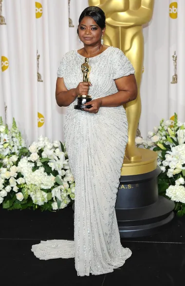 Octavia Spencer danas je oskarovka i višestruka dobitnica Zlatnih globusa, no netom prije dodjele upravo te prestižne nagrade 2012. priznala je reporterima kako još uvijek nema haljinu za dodjelu! Iako većina glumica svoju toaletu pronađe mjesecima prije, Octavia nije mogla pronaći dizajnera koji bi skrojio haljinu za njezine mjere. Rekla je kako je ona oduvijek bila „niska, buckasta“ djevojka te da takav izgled nije popularan na crvenim tepisima, a kamoli u modnom svijetu, pa ju ni ne čudi nevoljkost dizajnera da surađuju s njom. Danas je situacija ipak malo drugačija, jer njezino ime u holivudskim krugovima uvijek znači prestižne glumačke nagrade, pa joj dizajneri sada izlaze u susret. 