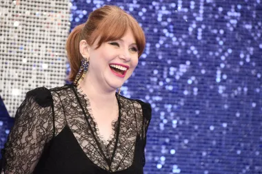 Iako je znatno „sitnija“ od nekih drugih dama s ove liste, glumica Bryce Dallas Howard u proteklih se nekoliko godina malo popunila, a s tim dodatkom kilograma pojavili su se i problemi u vezi pronalaska toaleta za crvene tepihe. Tako je na dodjeli Zlatnih globusa 2016. bez okiljevanja novinarima rekla kako je svoju haljinu te večeri sama pronašla u dućanu Neiman Marcus ranije tog tjedna te da se ne radi o dizajnerskom komadu, već o najobičnijoj haljini s vješalice u svakodnevnom dućanu. Rekla je kako je bila oduševljena što je mogla ušetati u dućan i pronaći haljinu u svom broju (inače konfekcijski broj 40) bez straha od osuđivanja i mrštenja dizajnera. 