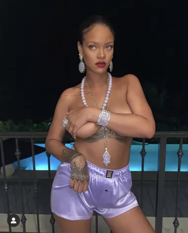 Što se pak ljubavnog života ove pjevačice tiče – nije uvijek bio idealan. Čini se kako se za sve u životu Rihanna morala svojski boriti, kako za svoj obiteljski mir pri odrastanju, tako i za mir na ljubavnom polju kad je odrasla. Od 2009. do 2016. je bila u nestabilnoj vezi s glazbenikom Drakeom, a prije njega bila je u vrlo turbulentnoj vezi s Chrisom Brownom - koji ju je brutalno istukao. Nakon što su se zaljubili jedno u drugo 2008., Rihanna i Brown su se u veljači 2009. gadno posvadili zbog čega je došlo do okršaja u kojem je Rihanna zadobila fizičke ozljede. Zbog napada je protiv Browna podignuta optužnica, a procurile su i policijske fotografije pjevačice čije je lice bilo prekriveno tamnim masnicama. Zbog tog skandala Brown je dobio zabranu prilaska Rihanni kao i pet godina uvjetne kazne. 